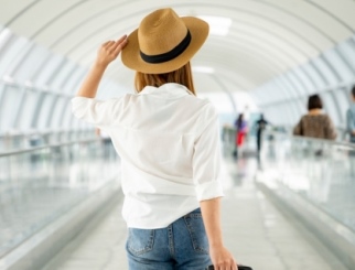 Mujer en el aeropuerto arrastrando su equipaje