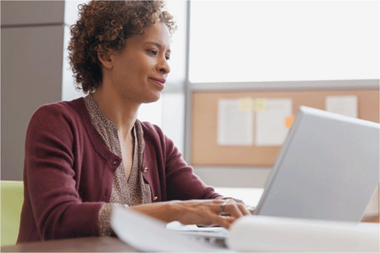 Mujer trabajando con una laptop