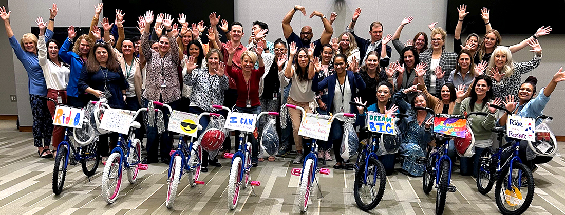 Voluntarios posan con donación de bicicletas