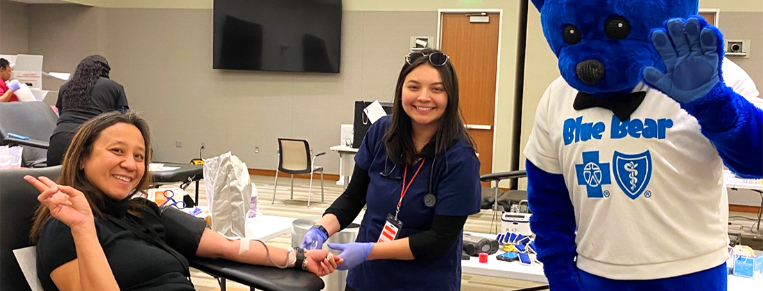 Mujer dona sangre en un evento