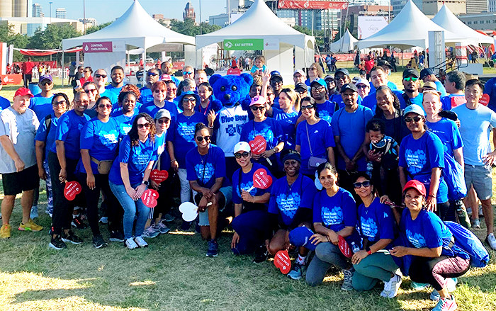 Empleados de BCBSTX posan juntos en un evento al aire libre