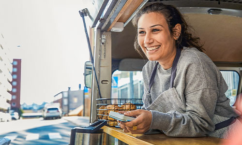 Mujer en un camión de comida